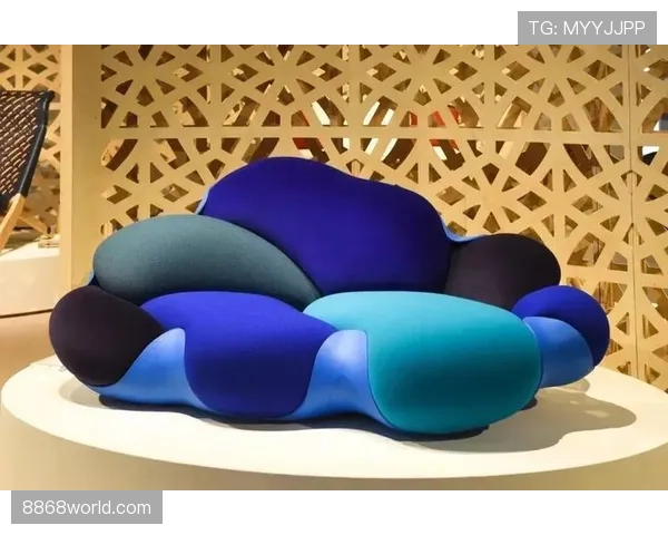 卢玉菲发家居照，沙发后那摞包包看得我直接绝望