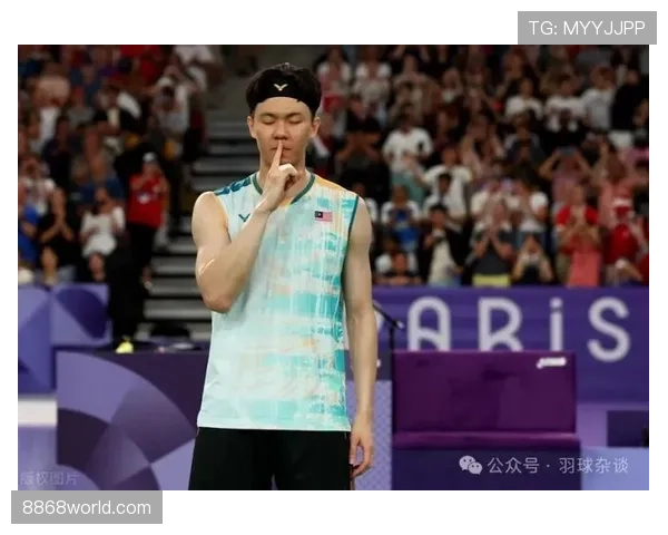 李梓嘉训练完直接瘫在场边啃香蕉，这自律和随性混搭的劲儿谁懂啊